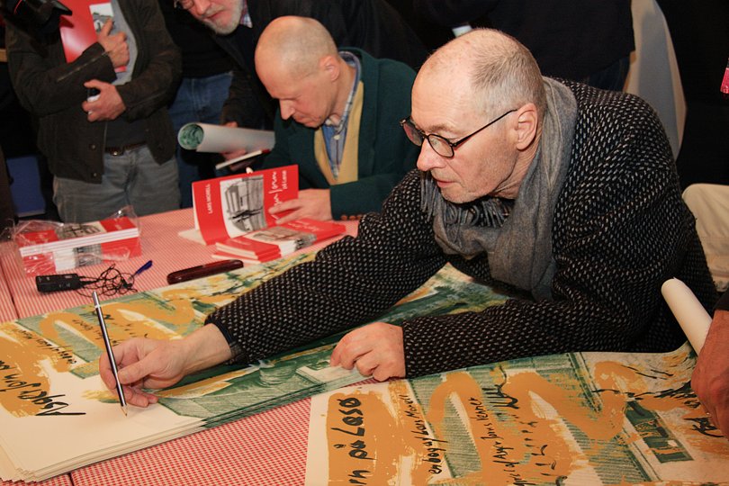 Arkivbillede fra 2012, hvor Lars Morell (tv.) og Per Kirkeby (th.) signerede bøger og plakater i Læsø Bio. Begivenheden står tilbage som en af de meget få gange, hvor den ellers tilbagetrukne Per Kirkeby var tilstede ved et offentligt arrangement. <i>Foto: Kirsten Østergaard</i>