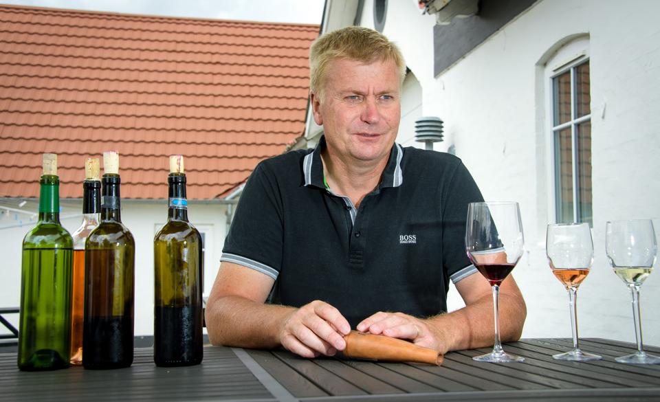 Hans Chr. Jeppesen er gået i kompagniskab med sine to sønner, og fra næste år vil de etablere et egentligt vineri på gården. <i>Arkivfoto: Bo Lehm</i>