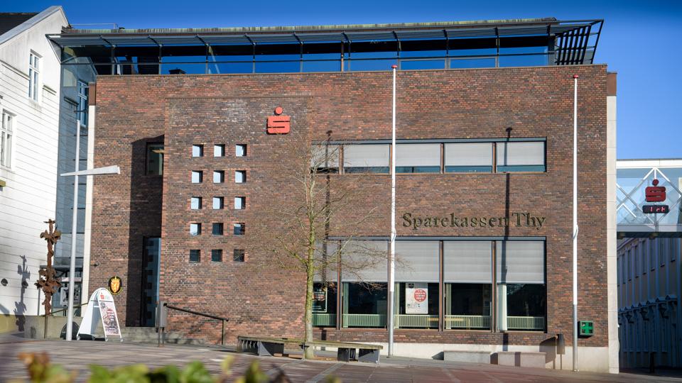 Fra 19. september bliver kunderne i Sparekassen Thy's Hundborg-afdeling betjent fra afdelingen på Store Torv i Thisted, mens kunderne i afdelingen i Koldby fremover betjenes af afdelingen i Hurup. <i>Foto: Bo Lehm</i>