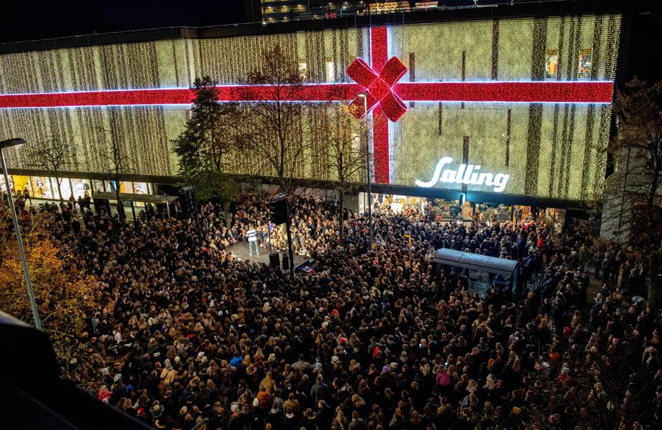 Der kommer ingen julebelysning i år på facaden hos Salling i Aalborg. <i>Arkivfoto: Lars Pauli</i>