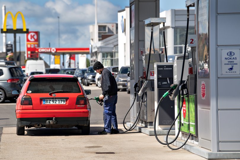 Meget tyder ifølge økonomer på, at prisen på en liter diesel hen over de kommende måneder vil forblive højere end prisen på benzin. Det er der flere årsager til. <i>Foto: Hans Ravn.</i>