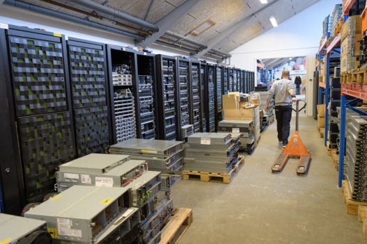 Rækker af brugt it-udstyr er klar til at blive genanvendt hos Ping IT. <i>Arkivfoto: Peter Broen</i>