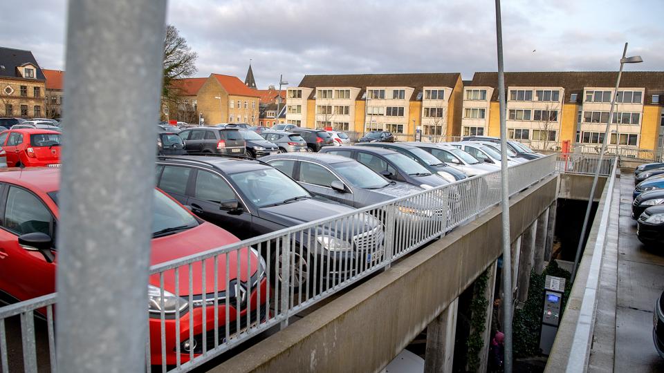 Prisen på parkering stiger, og det samme gør prisen på p-licenser. <i>Arkivfoto: Lars Pauli</i>