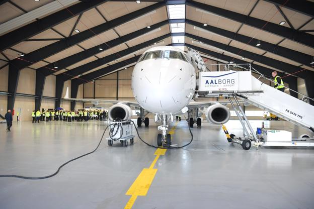 Det ene af de tre Embraer-fly, som nu er solgt til DAT. <i>Arkivfoto: Claus Søndberg</i>