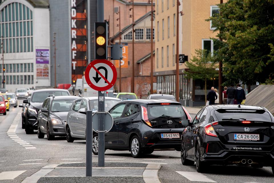 Et nyt lovforslag skal give bl.a. Aalborg mulighed for at lukke dele af byen for biler med brændselsmotorer.  <i>Arkivfoto</i>