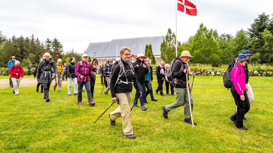 Dagens pilgrimsvandring starter altid med morgensang, og ofte foregår det i en af øens kirker. Pilgrimsvandringen på Mors går ad markveje, over strandenge og strande og ad småveje hele vejen rundt langs kysten. <i>Arkivfoto: Diana Holm</i>