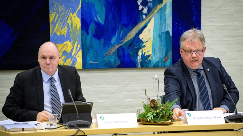 Både kommunaldirektør Holger Spangsberg (til venstre) og borgmester Mogens Chr. Gade (V) har tidligere afvist, der skulle blive manipuleret med økonomien og herske et dårligt arbejdsmiljø i social-, sundheds- og beskæftigelsesforvaltningen. <i>Arkivfoto: Bo Lehm</i>