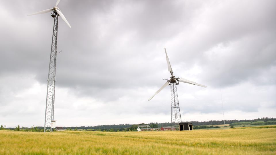 De første møller til test på Nordisk Folkecenter for Vedvarende Energi's testcenter i Snejstrup blev rejst i sommeren 2019 - nu gøres der klar til nye tests - foreløbig på to at testcentrets tre testpladser. <i>Arkivfoto: Henrik Louis</i>