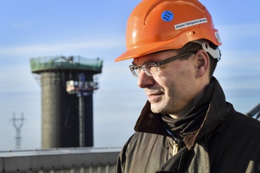 Teknisk direktør i Aalborg Forsyning Jesper Høstgaard-Jensen er glad for, at andre leverandører er trådt til og giver den fuld gas med at producere varme.   <i>Arkivfoto: Michael Koch</i>