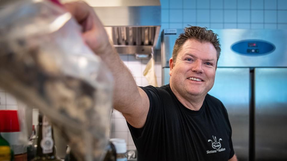 Thomas Sletten var klar med maden, da et afsnit af "Landmand søger kærlighed" blev optaget lidt uden for Østervrå i maj måned. <i>Foto: TEIS MARKFOGED</i>