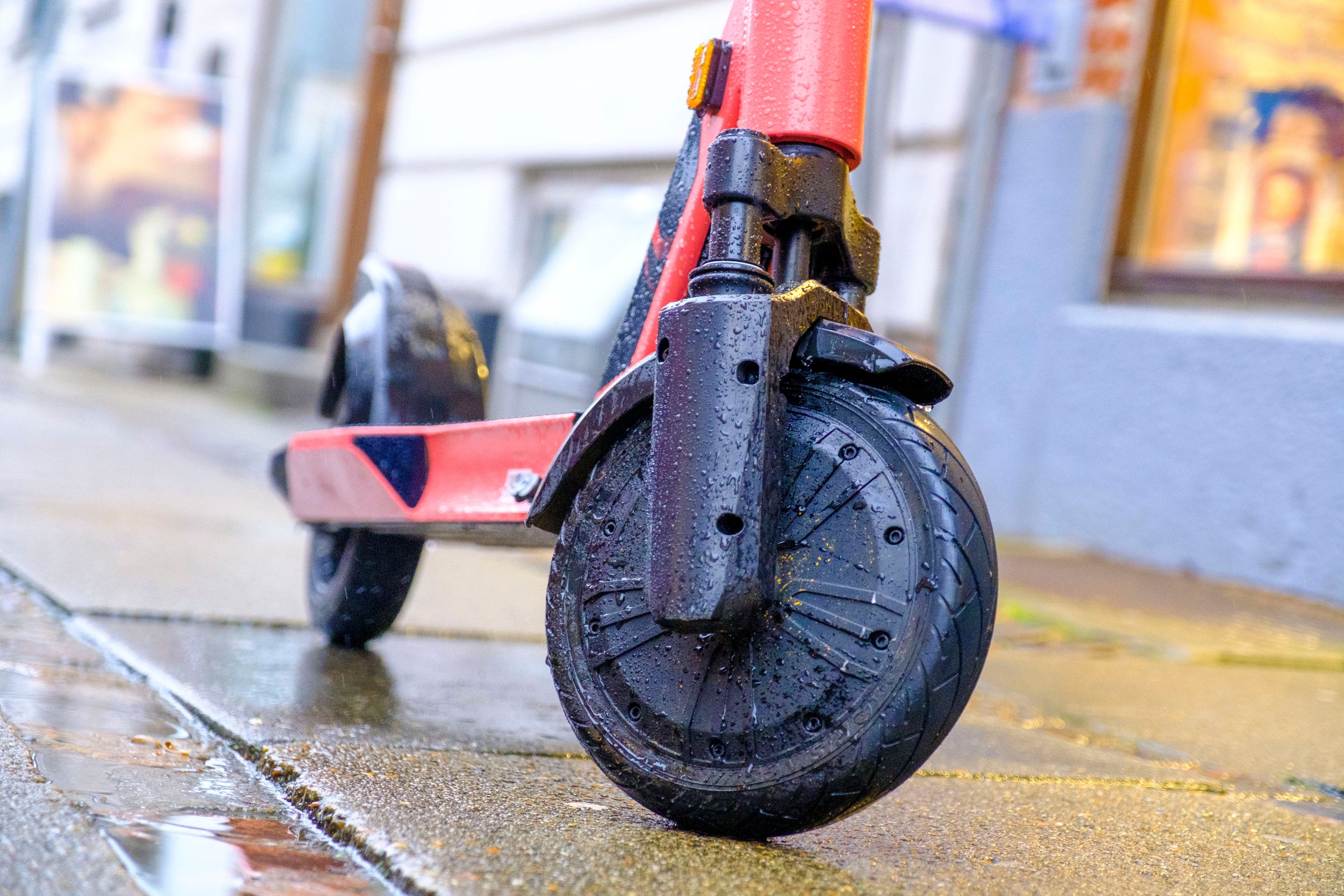 Advarer forældrene: Politiet konfiskerer løbehjul, der kan køre mere end 100 kilometer i timen