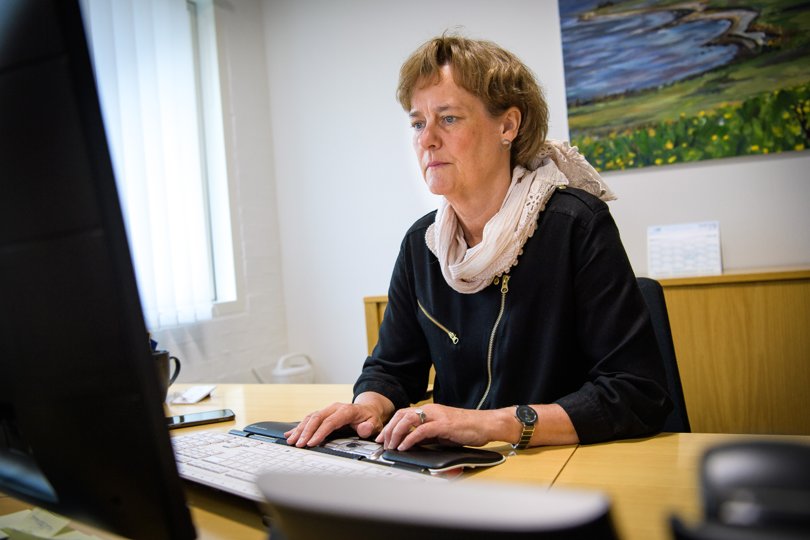 Pia Thybo, specialist, Økonomi og Stab i Morsø Kommune holder styr på grundsalget, og der er ofte bingo for tiden. <i>Arkivfoto: Bo Lehm</i>