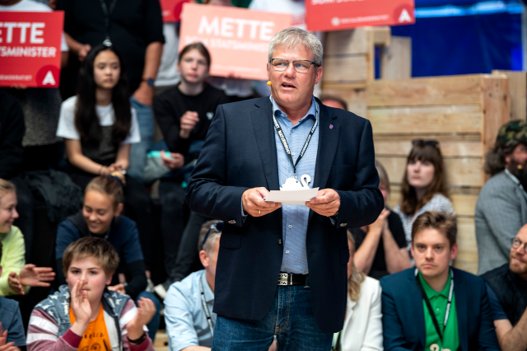 Arne Boelt i 2019, da der sidst var Naturmøde i Hirtshals, og hvor han lod sin græsplæne gro hjemme i Sindal. Den vilde have har han holdt fast i og anbefaler andre at skabe en mere insektvenlig have. <i>Arkivfoto: Laura Guldhammer</i>