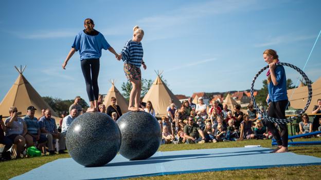 Området ved fjorden bliver i år udelukkende for børn, mens de unge rykker op til festivalpladsen ved Musikværket. <i>Arkivfoto: Diana Holm</i>