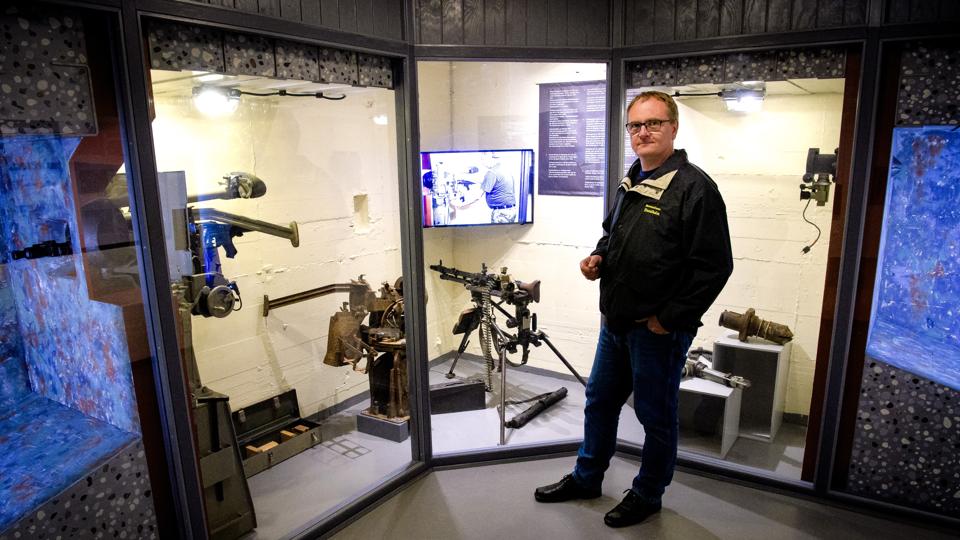 Jens Andersen, museumsinspektør og afdelingsleder på Bunkermuseum Hanstholm, glæder sig over, at museet nu har fået overdraget ejerskabet af de 17 våben, som siden 2002 har været udlånt til museets udstilling. <i>Arkivfoto: Bo Lehm</i>