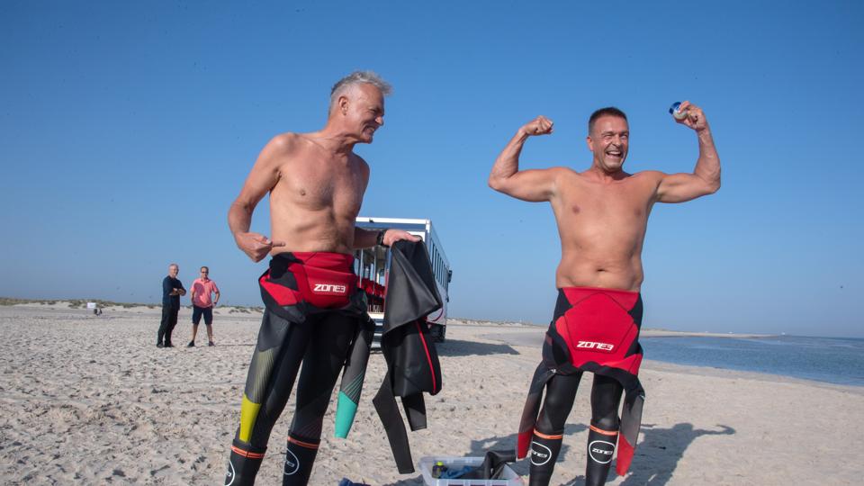 Per Kristensen og Anders Vestergaard svømmede tilbage i 2019 hele 116 kilometer i ét stræk. Her er de på Grenen lige inden de begyndte den lange tur. <i>Arkivfoto: Henrik Louis</i>