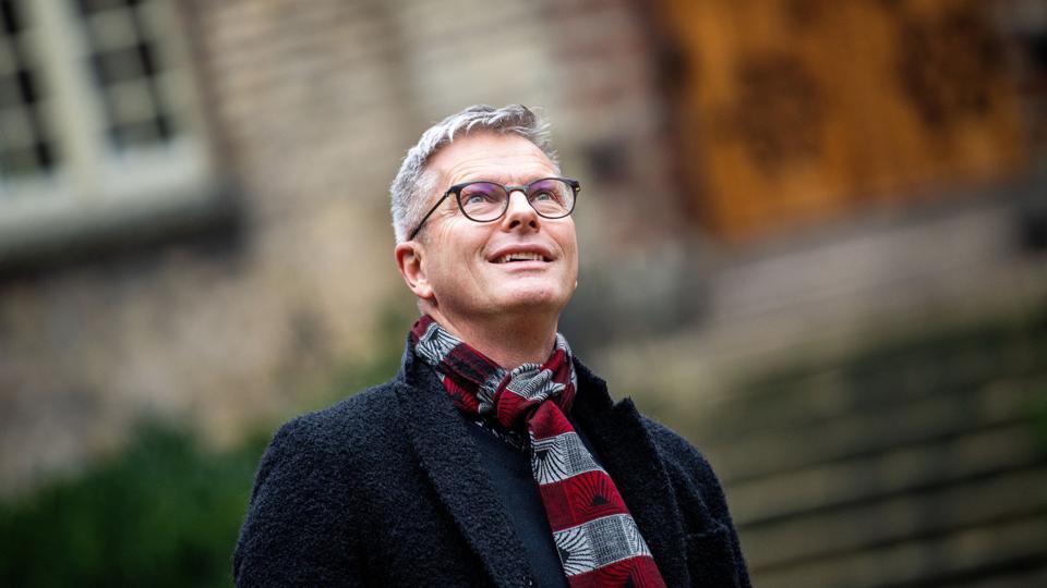 Flemming Møller Mortensen har siden efteråret 2020 haft orlov fra jobbet som forstander for Aalborg Kloster. Nu kommer klostret og ikke mindst klosterhaven til at danne ramme om bryllupsfesten, når han 21. maj bliver gift med Morten K. Thygesen. <i>Foto: Henrik Bo</i>