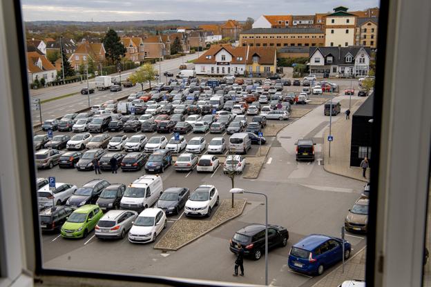Før det nye p-system blev indført i starten af 2020 kunne det være svært at finde en p-plads. Blandt andet fordi, pladserne også blev benyttet af bilister, der ikke skulle ind på sygehuset. Fotoet her er fra 2019. <i>Arkivfoto: Lars Pauli</i>