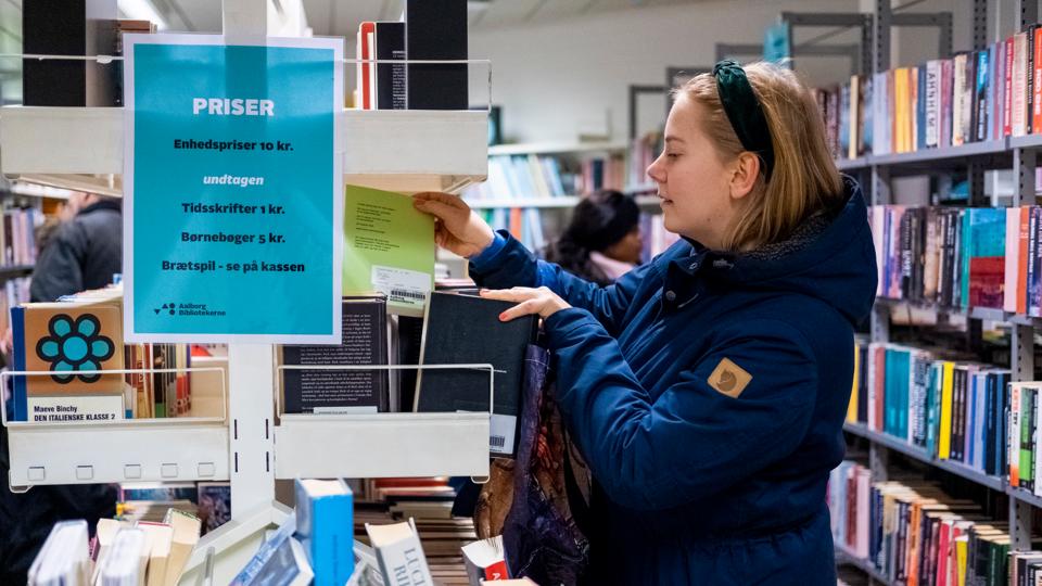 En af de aktiviteter, der altid tiltrækker mange gæster på bibliotekerne i Aalborg, er salg af brugte bøger. Men hvad skal der egentlig være i fremtiden, det vil bibliotekerne gerne have dit bud på.  <i>Arkivfoto: Lasse Sand</i>
