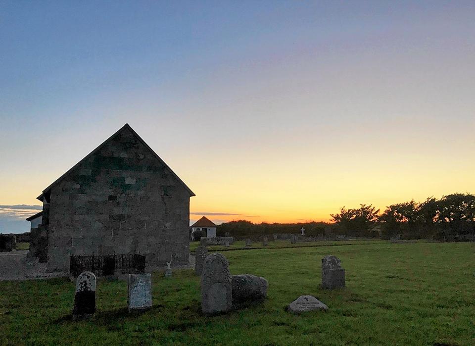 En række nordjyske kirker har i løbet af sommer haft ubudne gæster, der har stjålet alt fra designmøbler til værktøj og havetraktorer. Torsdag gik det ud over Furreby Kirke, men en sommerhus gæst var kvik og tippede politiet. <i>Arkivfoto: Kirsten Olsen</i>