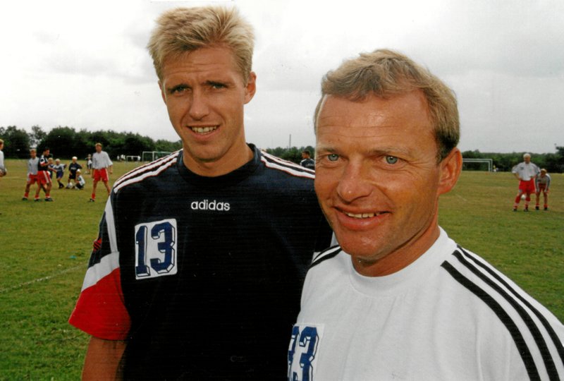 Per Westergaard (th) var assistenttræner i AaB, da guldet i 1995 blev spillet i hus - her ses han sammen med daværende anfører Jens Jessen. Arkivfoto: Grete Dahl