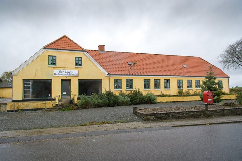 Sdr. Dråby Købmandsgaard blev opført lige efter næringsloven af 1857, der ophævede købstædernes handelsmonopol. Den var i drift frem til 2014. <i>Arkivfoto: Bo Lehm</i>