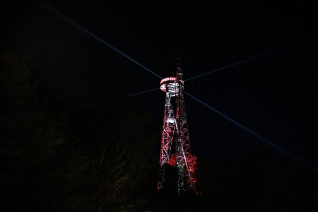 Aalborg Tårnet står oplyst, når mørket falder på - og har ofte været brugt til at markere større begivenheder i byen som ude i verden. <i>Foto: Claus Søndberg</i>