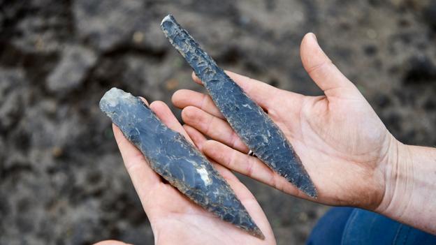 Bygningen er kun toppen af isbjerget for hvad der sker på Vesthimmerlands Museum. Blandt andet står man for al arkæologi i kommunen: Her et smukt fund fra den nylige udgravning ved Gyvellunden i Aars. <i>Foto: Henrik Bo</i>