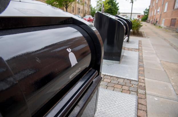 Når den sidste fraktion, madaffald, kan håndteres i Aalborg, skal det smides ud i grønne poser i de samme containere, som bliver brugt til restaffald. Kommunen og den kommende sorteringsmaskine, står for resten. <i>Arkivfoto: Kim Dahl Hansen</i>