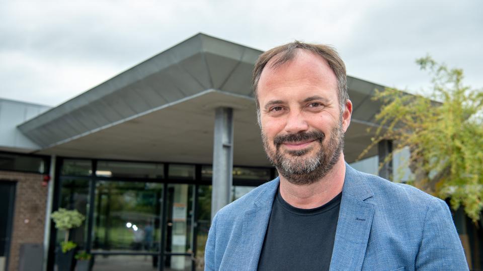 Formand for skolebestyrelsen på Nordvestskolen i Hjørring, Lars Borup er bekymret for, at det sjove, der styrker det sociale på skolerne, er ved at forsvinde.  <i>Foto: Bente Poder</i>