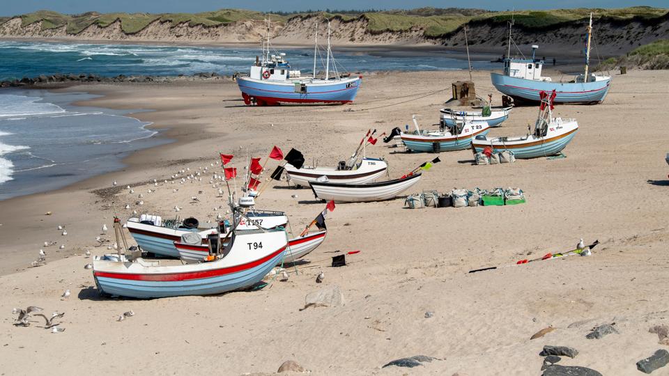 Der drives kystfiskeri fra stranden i Nørre Vorupør. Søndag skete det er kollision mellem en surfer og en lokal fiskekutter. <i>Foto: Henrik Bo</i>
