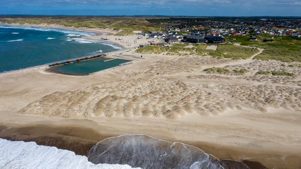 Thisted Kommune har i flere år deponeret sand og grus fra oprensning af havbadet i Vorupør i dynger på stranden syd for badeanlægget. Kystdirektoratet har nu fastslået, at der er tale om en ulovlig terrænregulering. <i>Arkivfoto: Henrik Bo</i>