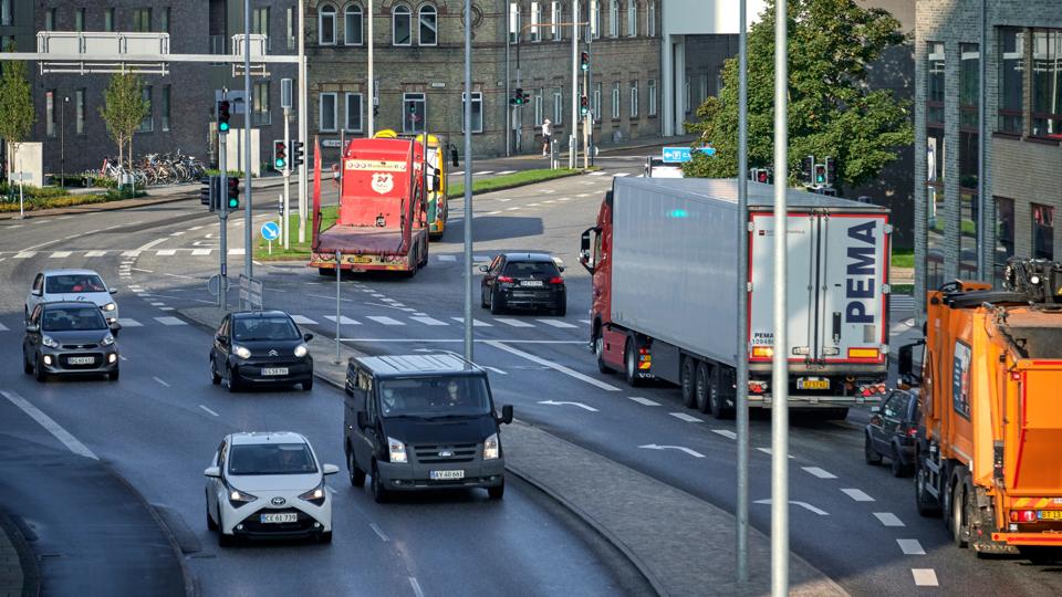 Kravene til køretøjerne, der kører i miljøzonen i Aalborg, skærpes snart, og det rammer et stort antal bilejere. Arkivfoto: Henrik Bo