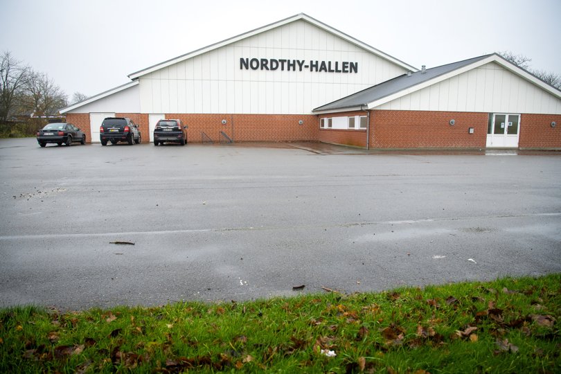 Nordthyhallen i Sennels er en af de 13 selvejende haller, der er udfordret af stigende energipriser - og hallen er en af de fire, der bruger naturgas. Nu er kommunen klar med, hvad udvalgsformand Torben Overgaard (K) kalder en lille kompensation til de 13 haller. <i>Arkivfoto: Bo Lehm</i>