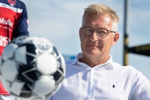 Fodbold-boss overtager kendt butikskæde fra russer