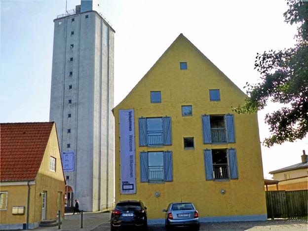 Det har vist sig nødvendigt at pille pakhuset (til højre) helt ned, inden det bygges op igen. Tårnet i baggrunden er foreløbig ikke en del af projektet, men Thisted Kommune søger fondsmidlerr til en renovering af tårnet. <i>Arkivfoto: Morten Kyndby Holm</i>