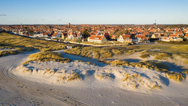 Det var her ved Sønderstrand, at der blev reguleret i fredede klitter. Siden har der været divergerende opfattelser mellem Frederikshavn Kommune og de to, der blev dømt, om skadernes omfang og omkostninger. <i>Arkivfoto: Peter Broen</i>