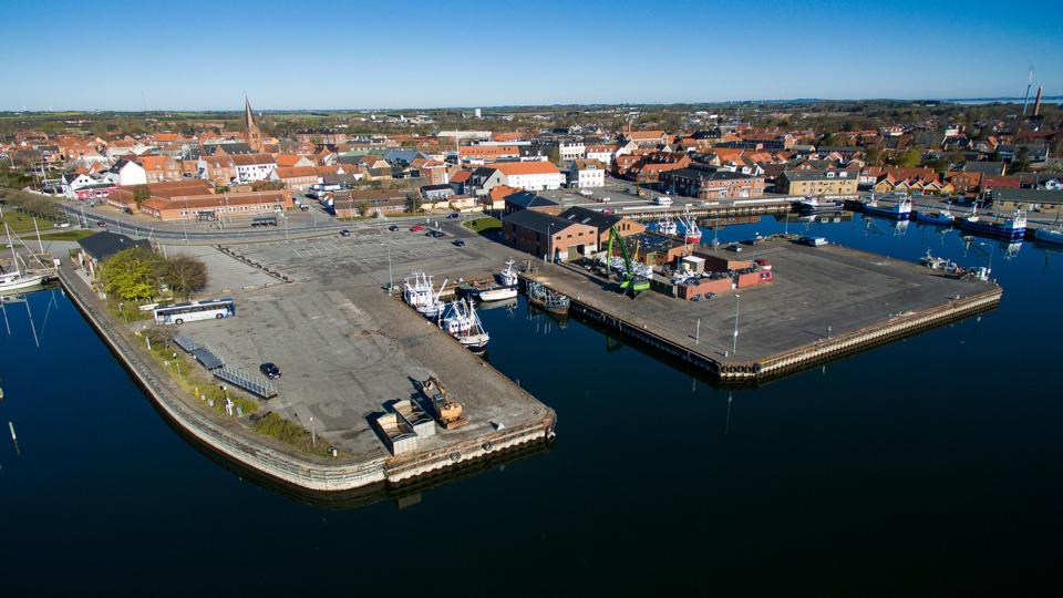 Nu skal der bygges på kanten af den gamle færgehavn, i forlængelse af Café Holmen. <i>Foto: Bo Lehm</i>