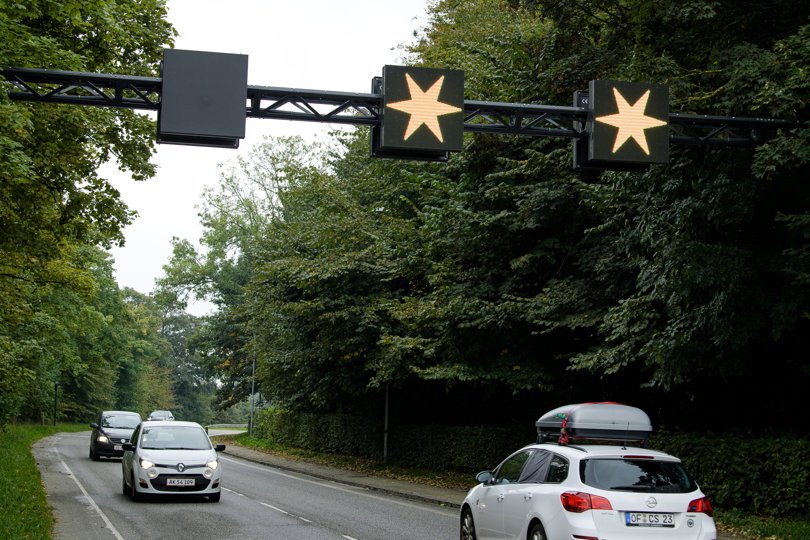 Stjerner og bananskræller fortæller bilisterne om de kører henholdsvis med den rigtige hastighed - eller for hurtigt - gennem Sjørring. Det har fået trafikken til at køre langsommere gennem byen - blandt andet til gavn for cyklister, som fra 2024 får deres egen cykelsti langs Vorupørvej mellem Sjørring og Thisted. <i>Arkivfoto: Bo Lehm</i>