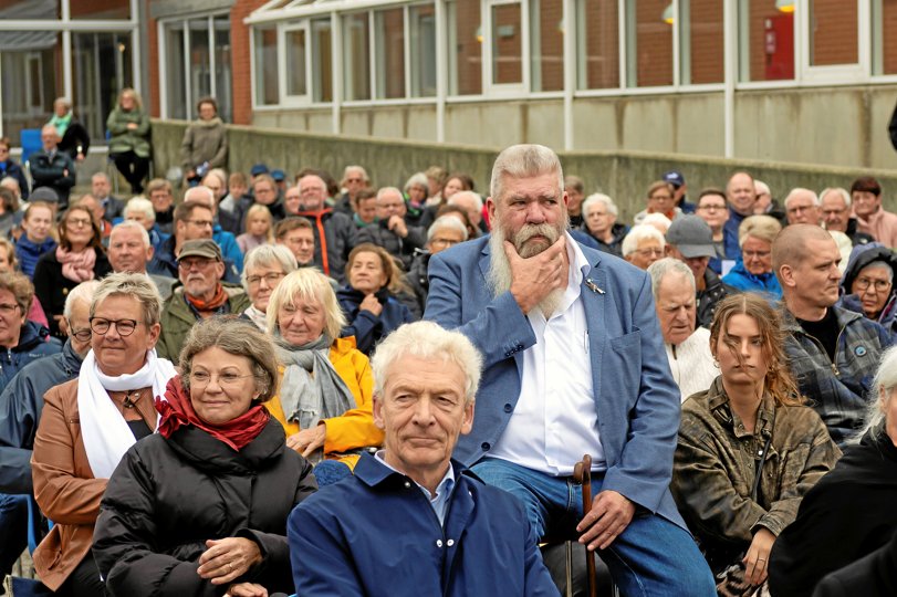 I september 2020 blev den nu afdøde kunstner Ingvar Cronhammars værk "Perseus Gargoyle" afsløret på pladsen ved Sjørring Idræts- og Kulturcenter - med kunstneren selv som deltager. Den begivenhed samlede masser af mennesker - præcis som den nye "Sjørring Aktivitetspark" ventes at gøre. <i>Arkivfoto: Jens Fogh-Andersen</i>