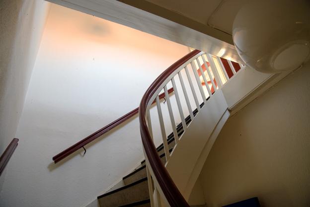 Dommergården har fine detaljer fra dengang, hvor en håndværkertime ikke kostede alverden. <i>Foto: Bo Lehm</i>