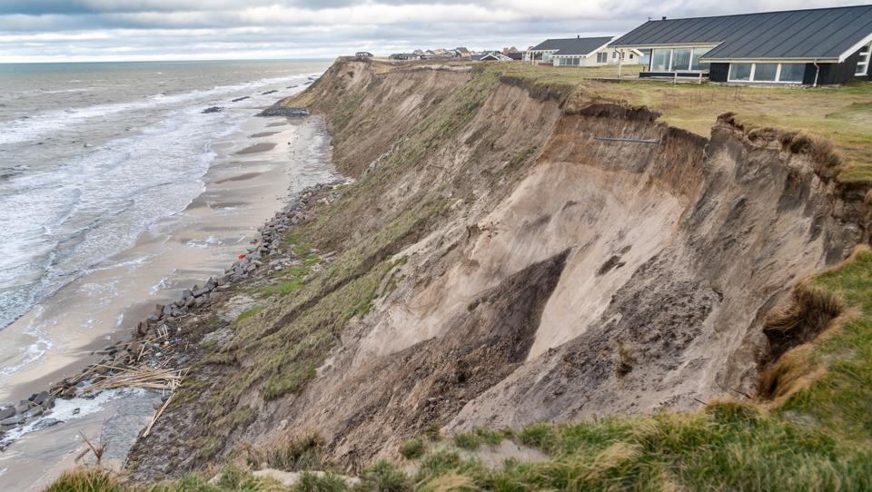 Kysten ved Mårup Strand umiddelbart syd for Lønstrup er udsat for stor erosion, og gennem årene er flere sommerhuse gået tabt i den anledning. <i>Arkivfoto: Peter Broen</i>