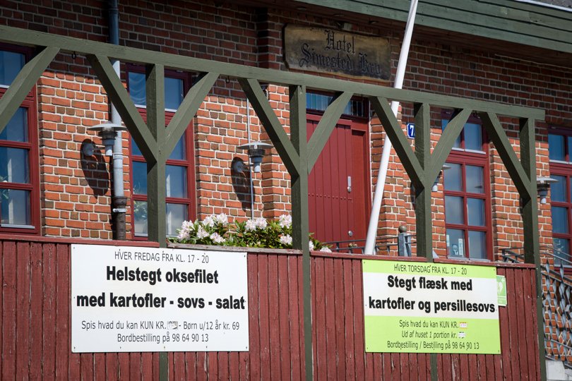 Sådan kender mange Simested Kro fra de sidste årtier. Når den genåbner, bliver det også med fokus på menukortet, der dog nok bliver lidt anderledes end dette. <i>Arkivfoto: Bo Lehm</i>