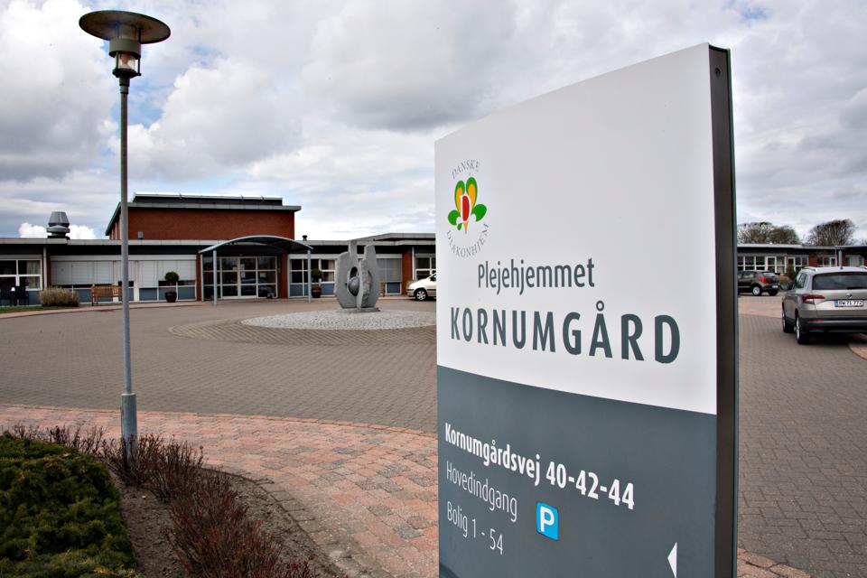 Der er voldsom intern ballade på plejehjemmet Kornumgård. På den ene side står tilsyneladende en eller flere medarbejdere, der stiller spørgsmålstegn ved de forhold, som beboerne bydes. Og på den anden side står lederen af plejehjemmet, Mie Kjelgaard. I en skriftlig henvendelse til medarbejderstaben klandrer hun ansatte for at være "forrædere" og "illoyale". <i>Arkivfoto: Kurt Bering</i>