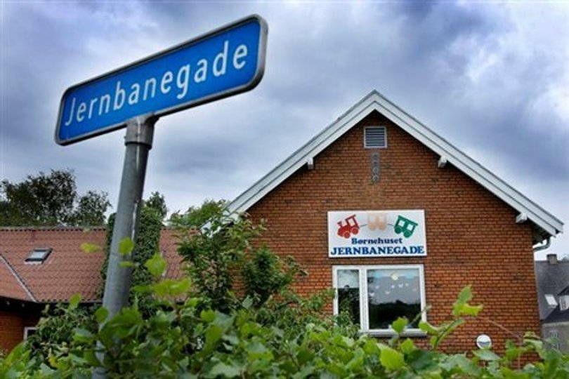 Børnehuset Jernbanegade er Hobros ældste daginstitution. Men da alt for få familier vælger at få deres børn passet i den røde murstensbygning, har kommunen fremlagt planer om at lukke børnehaven. <i>Arkivfoto: Lars Pauli</i>