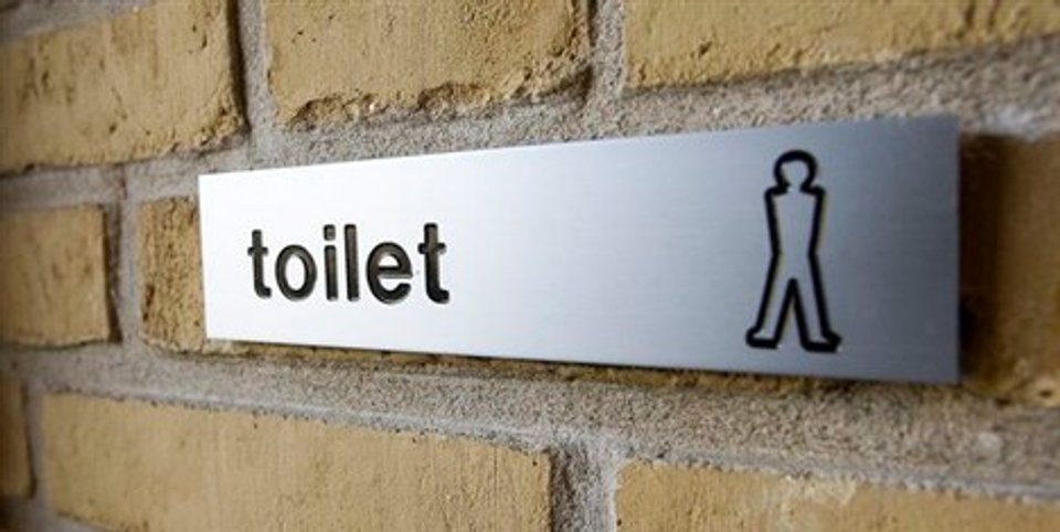 Der er mange børn om elevtoiletterne på Hjallerup Skole, og det giver problemer. <i>Arkivfoto: Peter Broen</i>