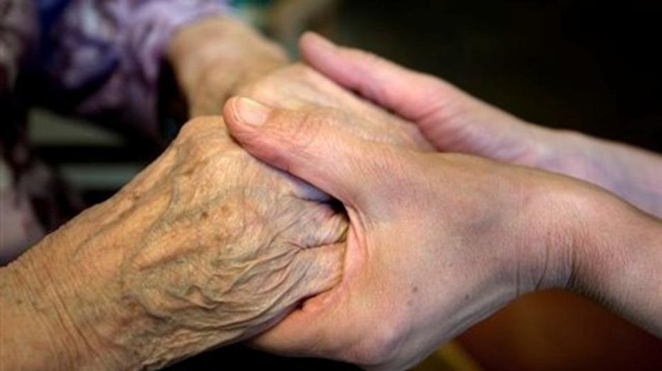 En 50-årig hjemmehjælper fra Hobro blev onsdag idømt et års ubetinget fængsel, for at have bedraget sig til en halv million kroner fra en ældre mand. Arkivfoto
