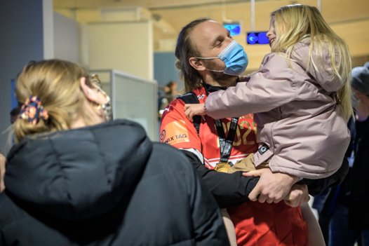 Henrik Møllgaard med VM-medalje om halsen i Aalborg Lufthavn. <i>Foto: Martin Damgård</i>