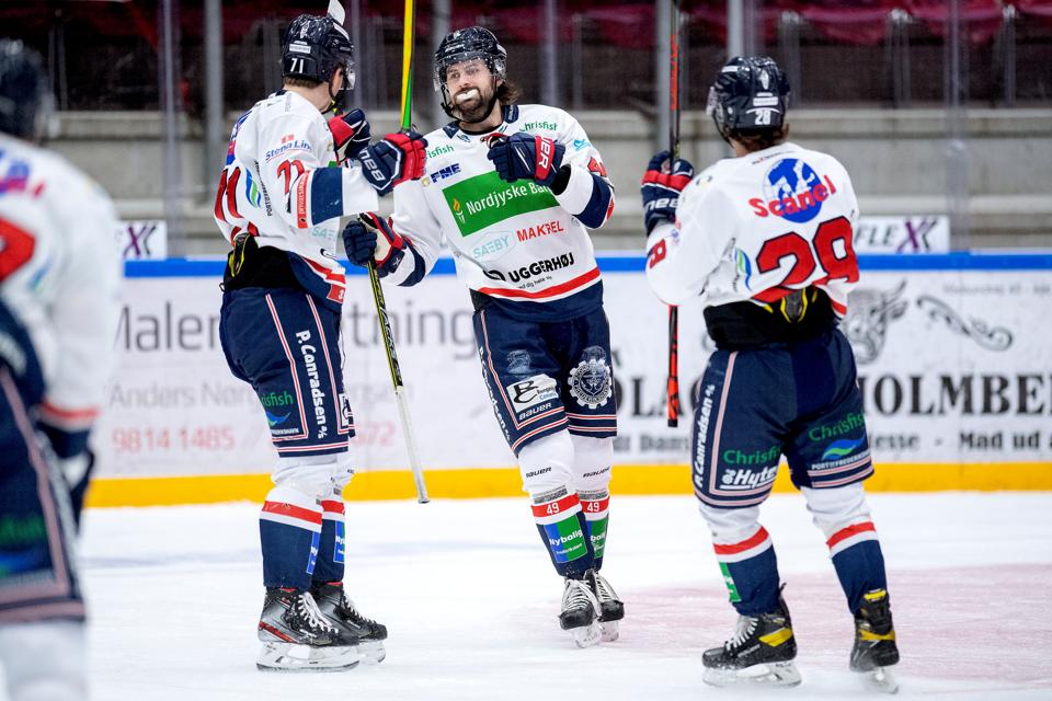 Christopher Frederiksen scorede Frederikshavn White Hawks' første mål i sejren over Esbjerg Energy. <i>Arkivfoto: Lars Pauli</i>