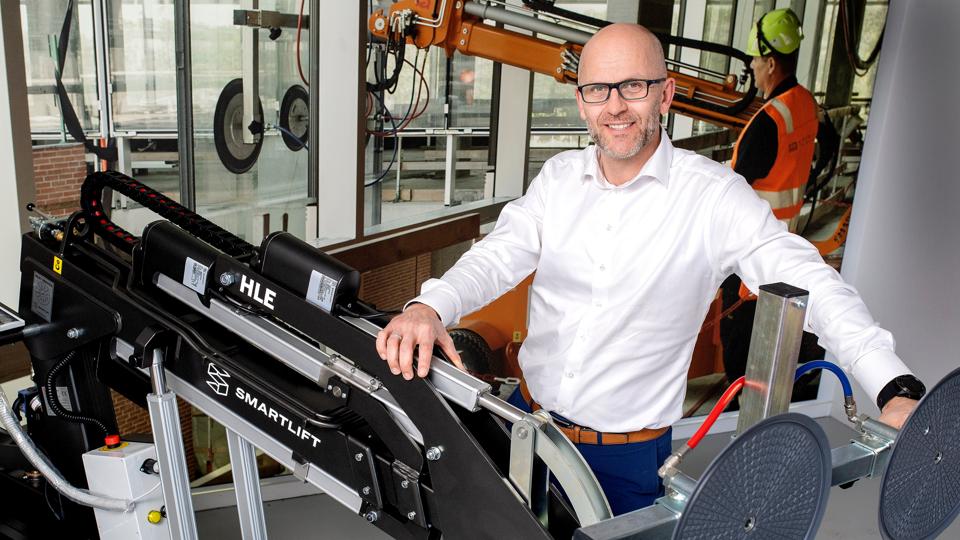 Jacob Libach Nielsen, administrerende direktør i Smartlift, modtog prisen på vegne af virksomheden. <i>Foto: Lars Pauli</i>
